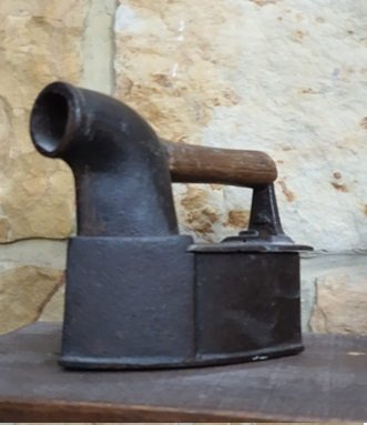 879.jpg ANTIGUA PLANCHA DE CARBON - Image 1