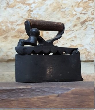 882.jpg ANTIGUA PLANCHA DE CARBON - Image 1