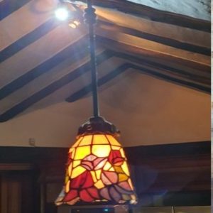 LAMPARA COLGANTE EN VITRAL, TRES UNIDADES