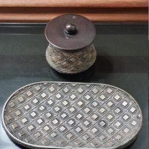 ADORNO DECORATIVO MULTIUSOS EN CERAMICA Y MADERA, DOS PIEZAS RECIPIENTE CON TAPA Y BANDEJA