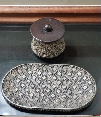 887.jpg ADORNO DECORATIVO MULTIUSOS EN CERAMICA Y MADERA, DOS PIEZAS RECIPIENTE CON TAPA Y BANDEJA - Image 1