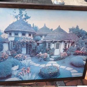 LITOGRAFIA PAISAJE CASAS TIBETANAS TECHO EN FORMA DE CONO, ENMARCADA, MARCO DORADO EN ALUMINIO