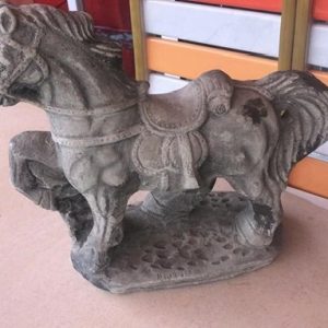 CABALLO TALLADO EN PIEDRA, 36 CM LARGO