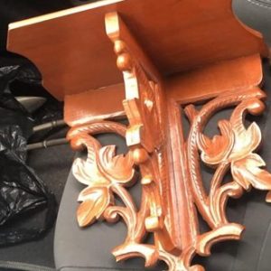 REPISA TALLADA EN MADERA PARA SANTO O PORCELANA