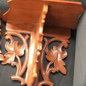 REPISA TALLADA EN MADERA PARA SANTO O PORCELANA