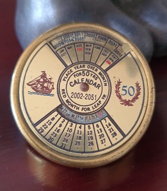 947.jpg ANTIGUO CALENDARIO PERPERTUO, EN BRONCE - Image 1