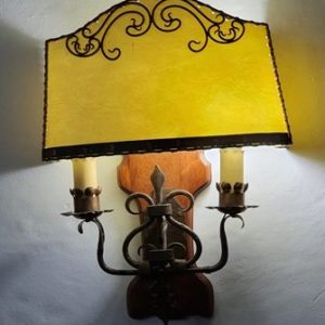LAMPARA DE PARED ESTILO SUIZO, DOS LUCES, BRONCE MADERA Y PAPEL DE ARROZ