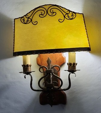 970.jpg LAMPARA DE PARED ESTILO SUIZO, DOS LUCES, BRONCE MADERA Y PAPEL DE ARROZ - Image 1