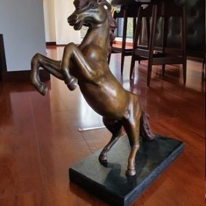 ESCULTURA ECUESTRE, CABALLO EN BRONCE, BASE MARMOL