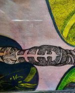 TORO CON CACHOS AMARILLO Y UNA PLUMA ENCIMA - Image 3